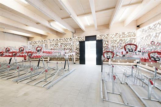 Interior view of the cycle station at Düsseldorf University of Applied Sciences. The bike station was not only developed by the university's students themselves in various courses, it is also made almost entirely of wood and thus contributes to sustainable construction. A total of 144 lockable parking spaces for bicycles and e-bikes were created here, as well as 30 charging spaces for e-bike batteries in the future. 